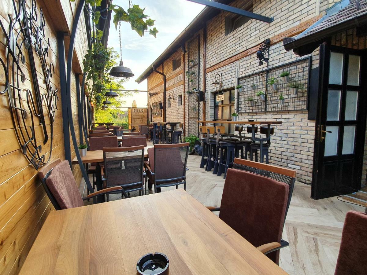 Hotel Oldbrick Pub à Sombor Extérieur photo